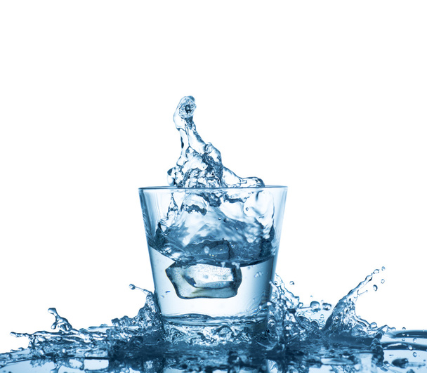 Сплеск води в склянці на білому тлі
 - Фото, зображення
