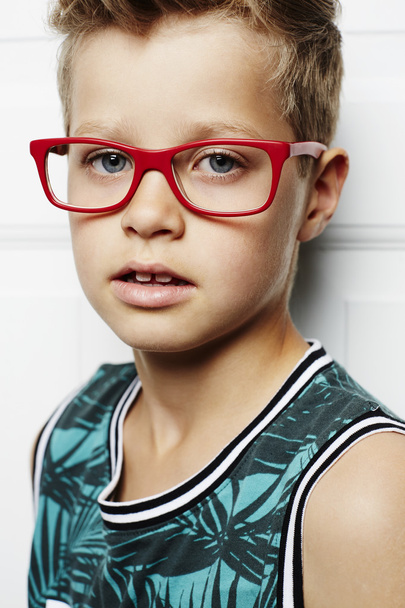 Piros szemüveg a fiú - Fotó, kép