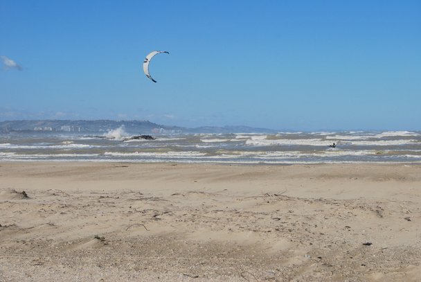 kite surfing στην παραλία της Πεσκάρα, το Αμπρούτσο, Ιταλία - Φωτογραφία, εικόνα