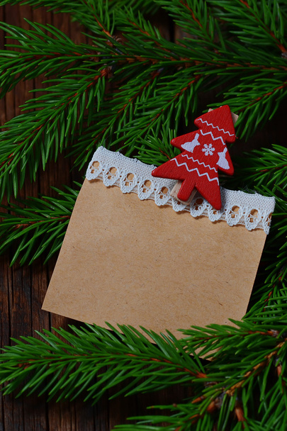 Ága karácsonyfa és üres vintage papír  - Fotó, kép