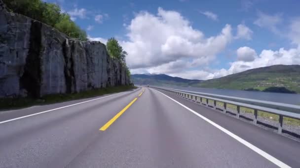 Prowadzenie samochodu na drodze w Norwegii - Materiał filmowy, wideo