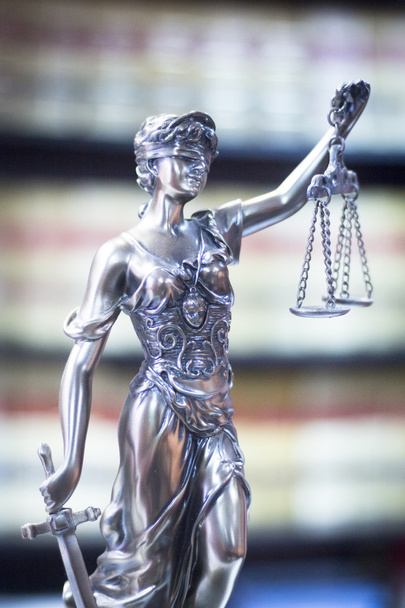 Hukuk firması bürosunda yasal adalet heykeli - Fotoğraf, Görsel
