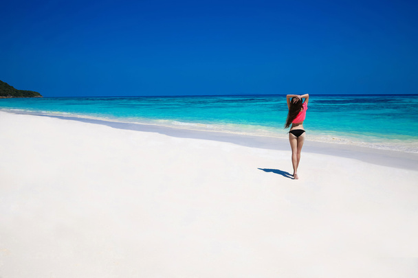 Free Happy Woman Enjoying tropical beach nature. Wellness. Trave - Foto, afbeelding