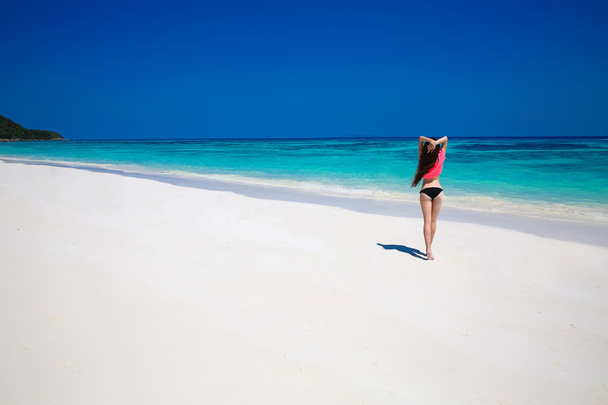 Beautiful bikini Woman Enjoying tropical beach nature with white - Foto, immagini