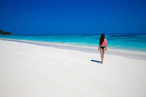 Libera donna felice godendo spiaggia tropicale, ragazza che cammina su esotici
 - Foto, immagini