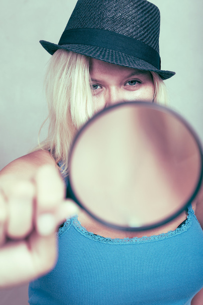 Vrouwelijke detective met Vergrootglas - Foto, afbeelding