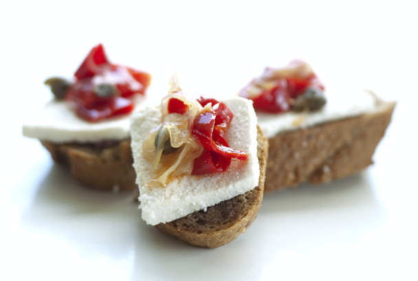 Comida para picar-pan con queso y verduras
 - Foto, Imagen
