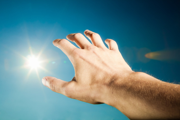 la mano gira hacia el sol
 - Foto, Imagen