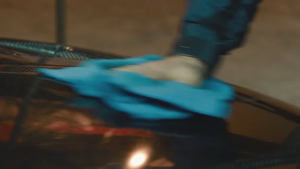 Autó lökhárító a kék ronggyal szárítás - Felvétel, videó