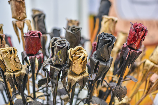 Flores confeccionadas en el mercado de artesanía
 - Foto, Imagen