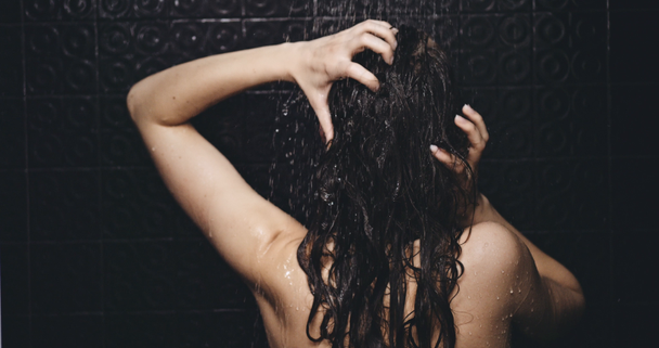 piękna kobieta bierze prysznic - Materiał filmowy, wideo