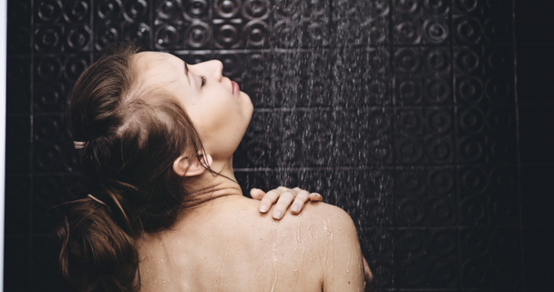 Hermosa mujer tomando ducha
 - Metraje, vídeo
