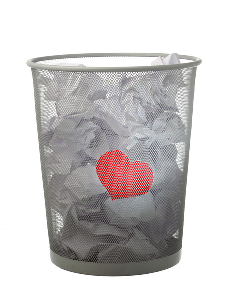 neopětovaná láska koncept - červené srdce v odpadkovém koši - Fotografie, Obrázek
