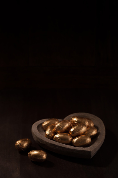 Chocolate mini eggs, wrapped in gold foil - Foto, Bild