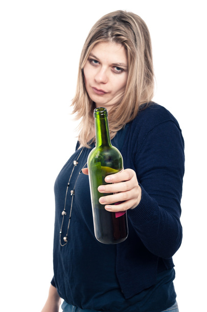 Розроблена п'яна жінка тримає пляшку вина
 - Фото, зображення