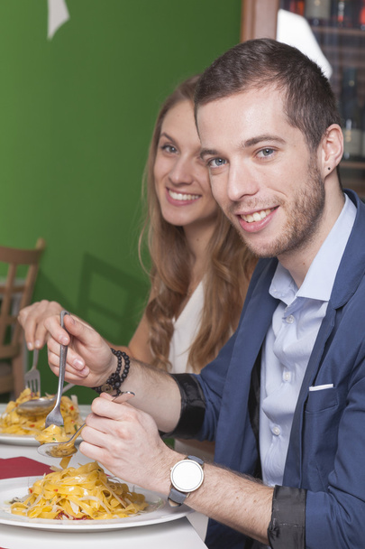 ランチの麺を食べるカップル - 写真・画像