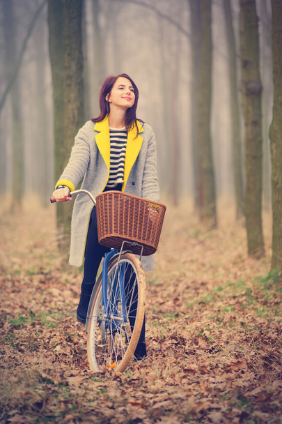 自転車で若い女性の肖像画 - 写真・画像