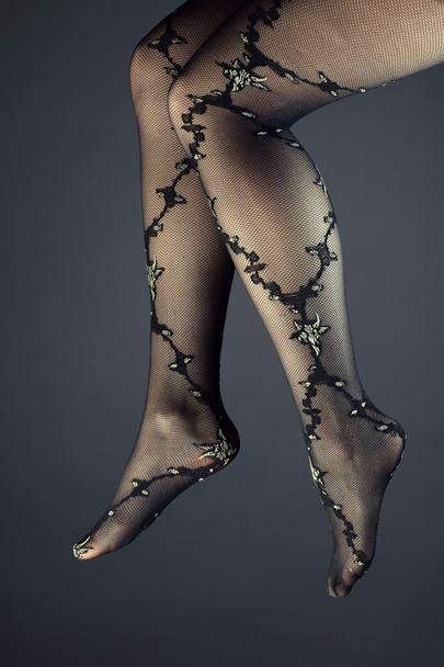 de benen van de vrouw in kousen - Foto, afbeelding
