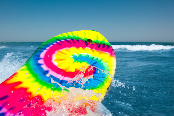prancha de surf no mar azul
 - Foto, Imagem