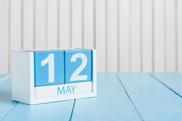 Le 12 mai. Image du 12 mai calendrier de couleurs en bois sur fond blanc. Jour du printemps, espace vide pour le texte. Journée internationale des infirmières
 - Photo, image