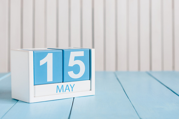 15 de mayo. Imagen de 15 de mayo calendario de color madera sobre fondo blanco. Primavera de Europa, espacio vacío para texto. Día Mundial del Recuerdo de las Víctimas del Sida
 - Foto, imagen