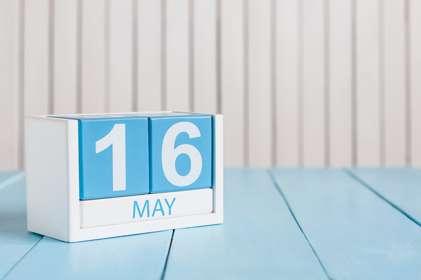 16 мая. Изображение 16 мая деревянного календаря на белом фоне. Весенний день, пустое место для текста. День биографов - Фото, изображение