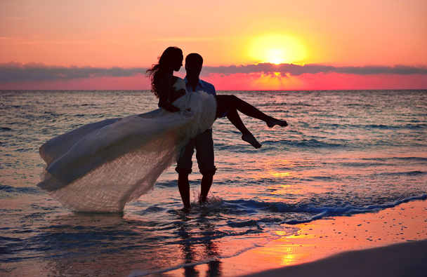 jeunes mariés romantiques sur la plage
 - Photo, image
