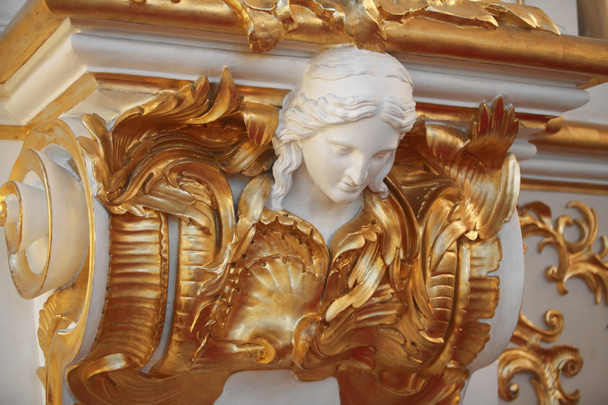 de vrouwelijke hoofd van de mascaron in de barokstijl - Foto, afbeelding