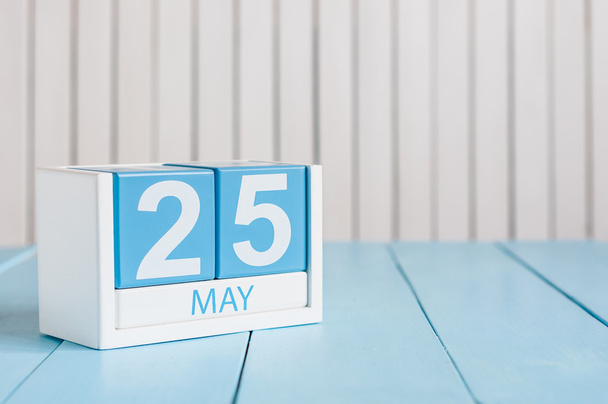 5月25日白い背景に5月25日の木製のカラーカレンダーの画像。春の日、テキストのための空きスペース。国際行方不明児童デー。世界甲状腺の日 - 写真・画像