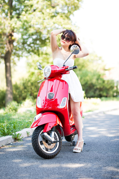 Asiática chica esperando en el scooter
 - Foto, Imagen
