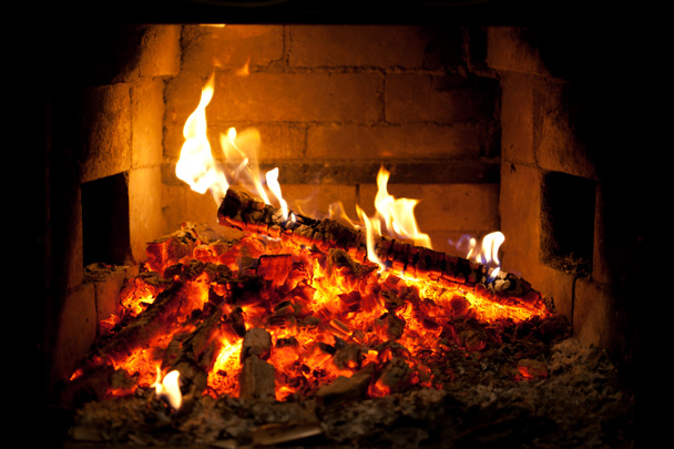 égő tűz a kandallóban - Fotó, kép