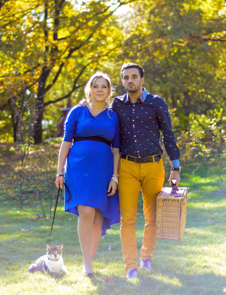 Pregnant happy and smiling couple on picnic with cat - Zdjęcie, obraz