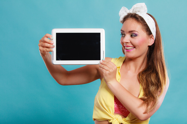 Pin up girl with tablet. Blank screen copyspace. - Фото, зображення