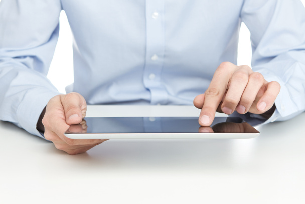 Adulto jovem usando tablet digital
 - Foto, Imagem