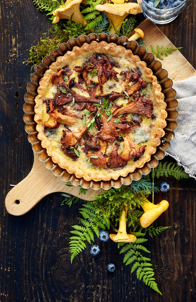 Quiche with chanterelle mushrooms and fresh savory - Foto, imagen