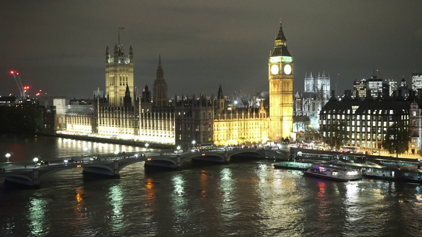 Családi házak, a Parlament a Westminster Bridge és a Big Ben légifelvételek éjjel - London, Anglia - Felvétel, videó