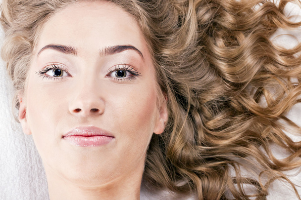 Mulher bonita com cabelo encaracolado longo
 - Foto, Imagem