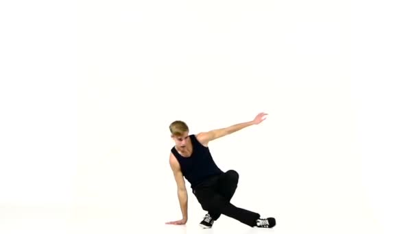Homem elegante continuar dançando breakdance em branco, câmera lenta
 - Filmagem, Vídeo