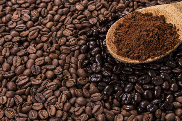 raw coffee and dark coffee - Foto, imagen
