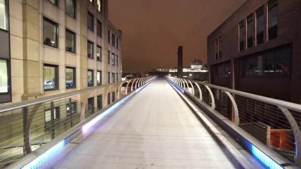 Empty Millennium Bridge by night  - LONDON, ENGLAND - Кадри, відео