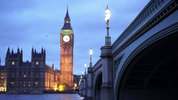 Σπίτια του Κοινοβουλίου με το Big Ben, το βράδυ - Λονδίνο, Αγγλία - Πλάνα, βίντεο