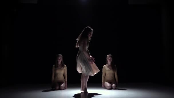 Start contemporary dance of three girls in white dresses, on black, shadow, slow motion - Filmagem, Vídeo