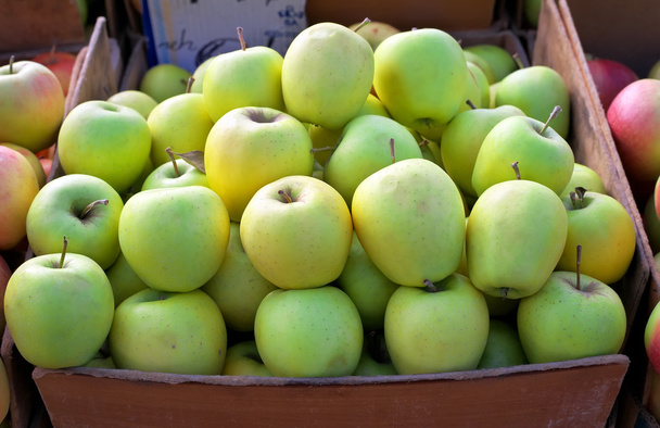 Délicieuses pommes vertes dans la boîte
 - Photo, image