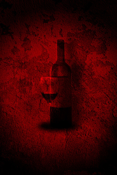 červené pozadí s láhví vína - Fotografie, Obrázek