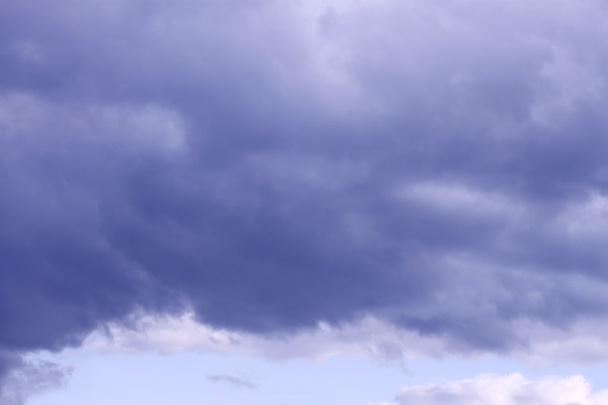 graue Wolken mit einer bläulichen Tönung - Foto, Bild