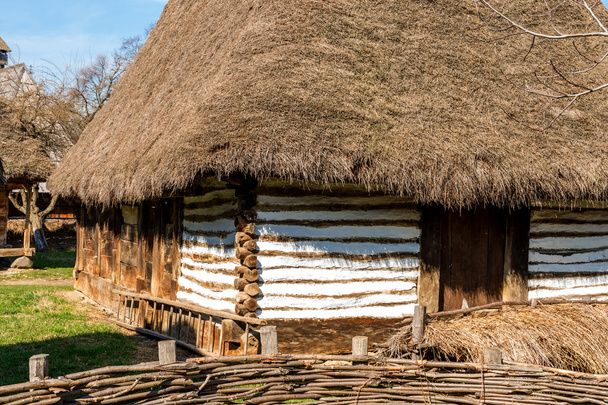 Παραδοσιακό σπίτι της υπαίθρου από την Τρανσυλβανία, Ρουμανία - Φωτογραφία, εικόνα