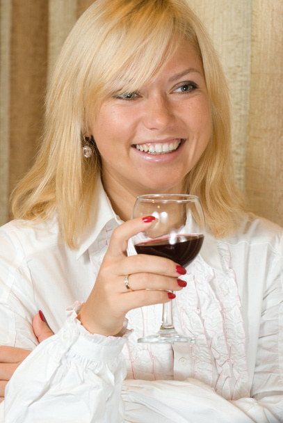 赤ワインのガラスとブロンドの笑顔 - 写真・画像