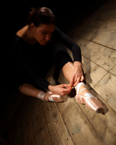 ballet danser stropdas omhoog haar pointes kunnen teweegbrengen - Foto, afbeelding