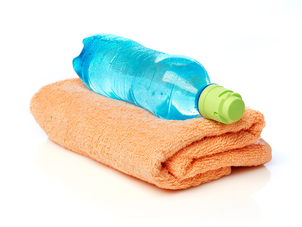 Water bottle and towel - Foto, afbeelding