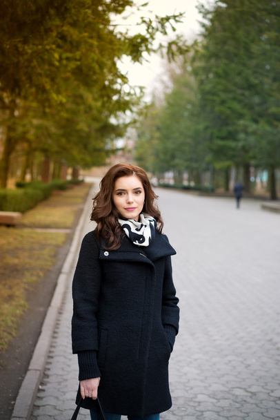 Portrait of a beautiful girl in park - Foto, afbeelding